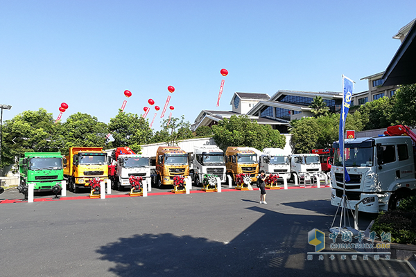 華菱星馬2019年中商務(wù)年會(huì)展車區(qū)