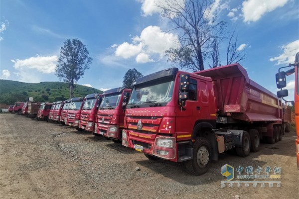 排列整齊的中國(guó)重汽HOWO卡車