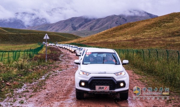 行駛在泥濘道路的的江鈴國六域虎7