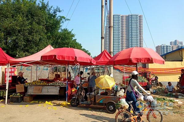 福田祥菱保定市南二環(huán)外的北大冉村露天菜市場(chǎng)