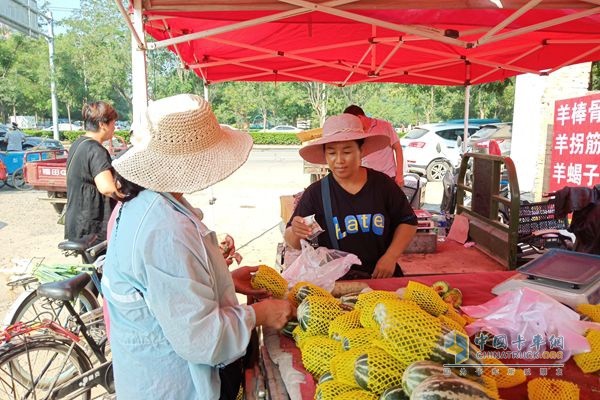 福田祥菱楊姐可是水果行當(dāng)資深銷售精英，這位買主選擇以現(xiàn)金支付