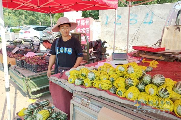 福田祥菱楊姐所在的菜市場(chǎng)，攤位管理費(fèi)每天3元一米，可分季度交付