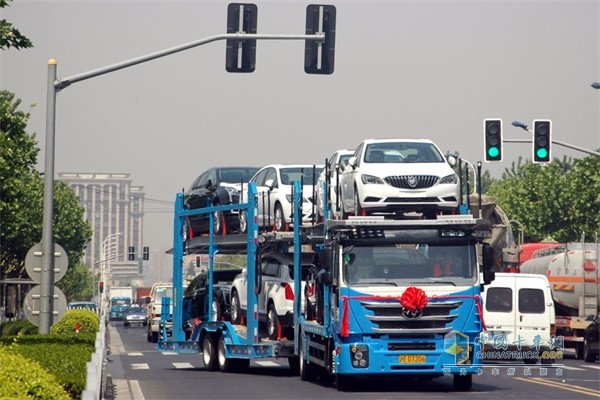 紅巖中置軸轎運(yùn)車“開路先鋒”