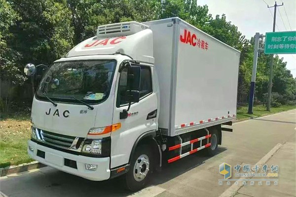 江淮駿鈴冷鏈車搭載專業(yè)國(guó)際品牌冷機(jī)