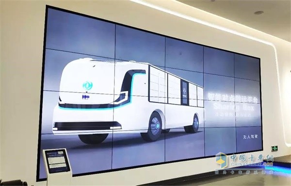 示范區(qū)展廳里播放的東風(fēng)輕型車EV350智能支線物流平臺(tái)與Sharing Box智能對(duì)點(diǎn)載運(yùn)平臺(tái)功能展示視頻