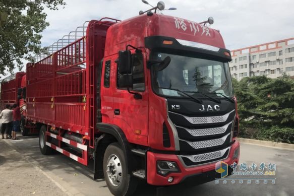 格爾發(fā)4×2中體載貨車