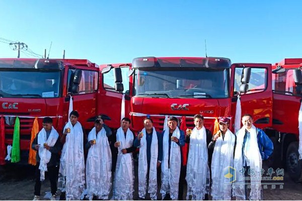 西藏用戶與配備YC6K發(fā)動機聯合卡車工程自卸車合影