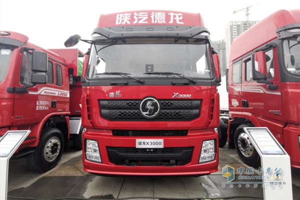 德龍X3000綠通版8X4載貨車，搭載濰柴WP10H發(fā)動機，400馬力輸出，1900N·m最大扭矩，同樣是空氣懸架配置;