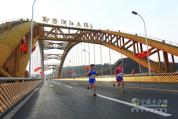 參賽選手途徑美麗的鄖陽漢江大橋