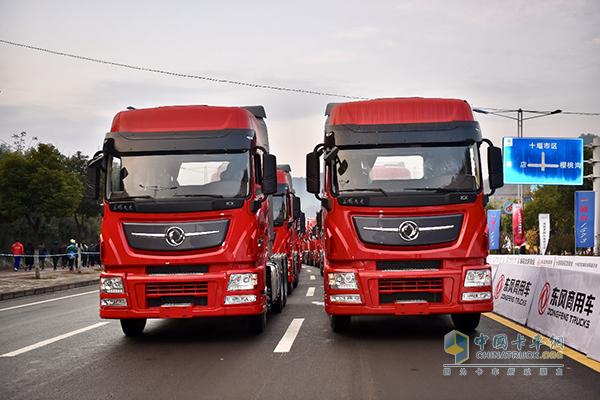 行駛中的東風(fēng)商用車巡游車隊