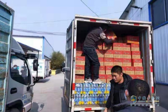 江淮卡哥牛廣安與好友捐贈的物資