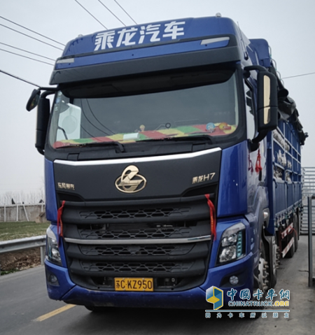 車隊隊員李威威的2019款乘龍H7，被隔離期間就住在此