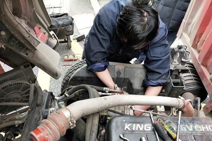 解放動力服務站人員正在檢修故障車輛