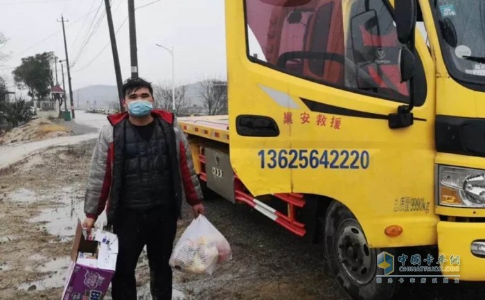 濰柴服務(wù)人員第一時間趕赴車輛受困地，并為司機(jī)送去了食物