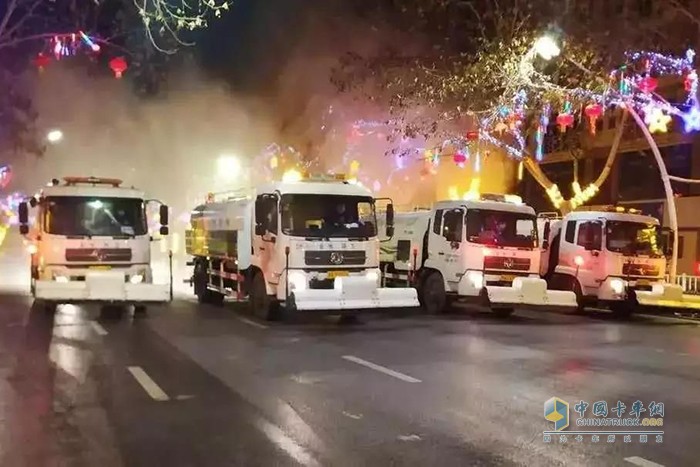 搭載東風(fēng)天錦底盤的霧炮車、灑水車等消毒作業(yè)車輛