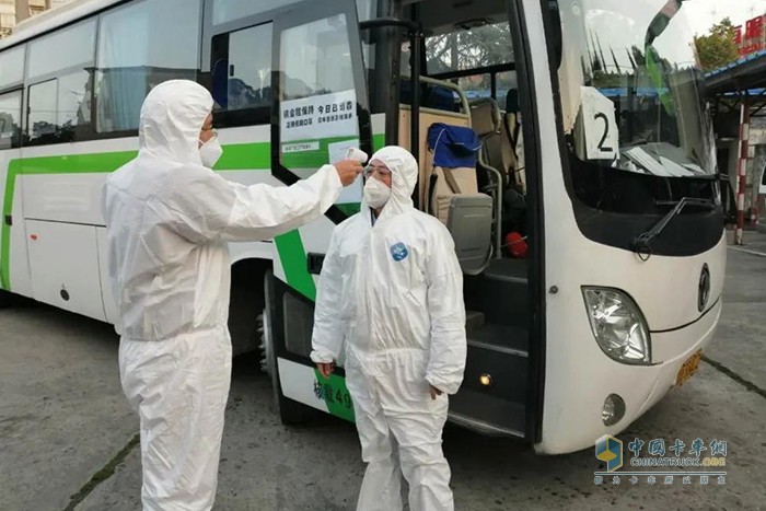 2月25日，車身廠啟用9輛消殺后的通勤車，接送97名員工上下班