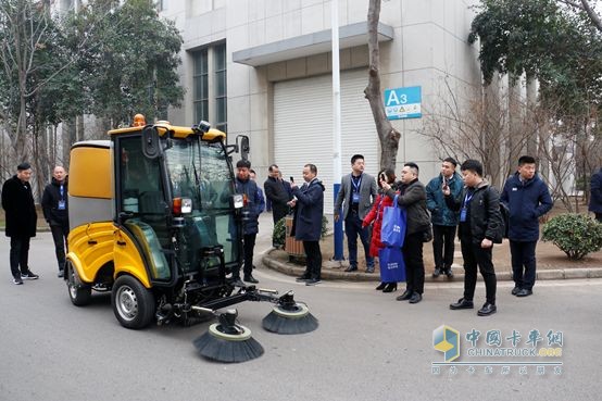 徐工無(wú)人駕駛掃路機(jī)路試