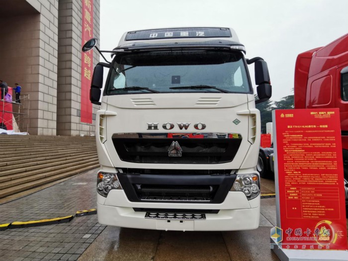 中國重汽HOWO-T7H LNG 6x4 LNG牽引車