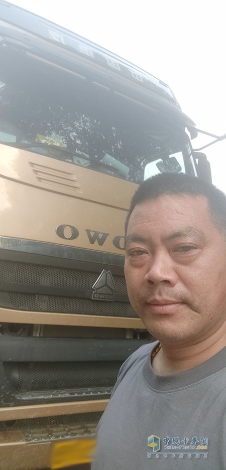 易總和重汽豪沃T7牽引車