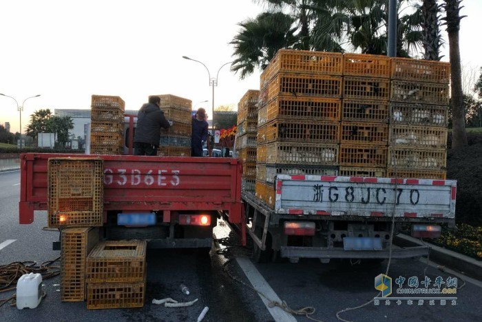 服務人員為客戶維修車輛并提供轉運支持