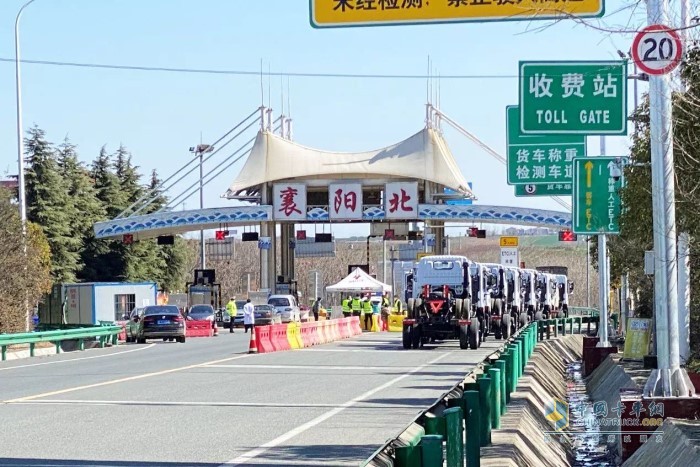 11臺來自東風(fēng)汽車股份的防疫霧炮車專用底盤從湖北襄陽出發(fā)，并于當(dāng)日24:00抵達(dá)位于長沙的中聯(lián)重科改裝基地