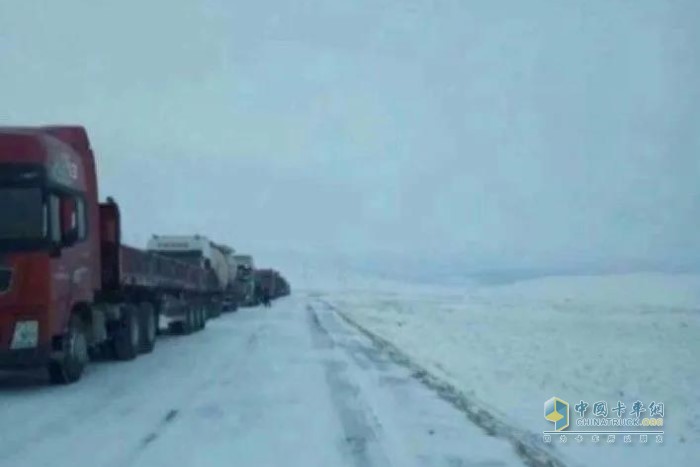 積雪路面結(jié)冰，經(jīng)常導致嚴重堵車，海拔高，氣溫低，車輛出現(xiàn)故障難以行駛是屢見不鮮的