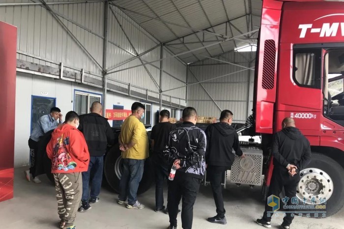 德龍X5000牽引車線下客戶品鑒暨線上快手直播活動