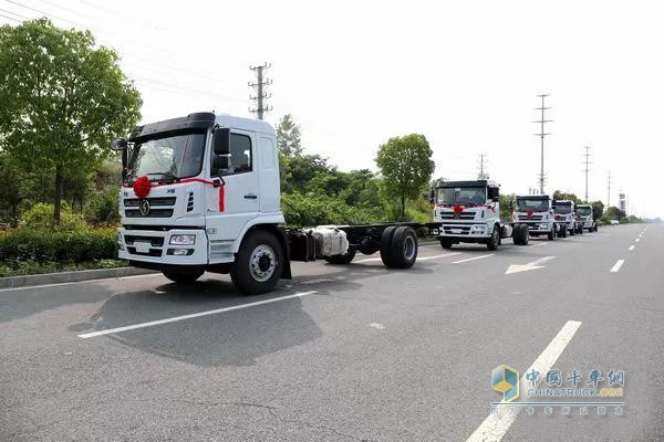 陜汽軒德6系單橋散裝飼料運輸車