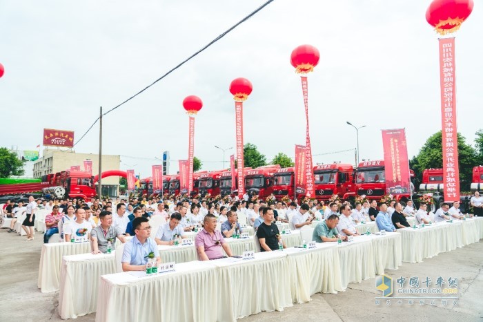 樂山德朋汽車鉆石級體驗店開業(yè)盛典暨40臺LNG牽引車交車儀式