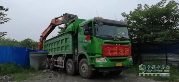 蕪湖北坤運(yùn)輸有限公司等單位積極調(diào)派聯(lián)合卡車渣土車奔赴災(zāi)區(qū)，實(shí)施救援，持續(xù)向蕪湖堤壩運(yùn)輸泥土、黃沙，加對(duì)堤壩進(jìn)行構(gòu)筑加固