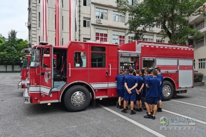 豪士科順利完成對(duì)重慶地區(qū)5輛城市主戰(zhàn)消防車的交付及車輛培訓(xùn)工作