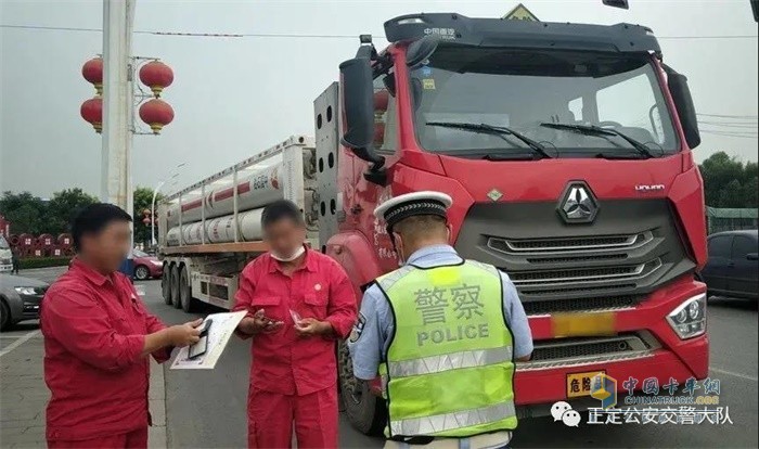 石家莊交警對(duì)?；愤\(yùn)輸車進(jìn)行檢查