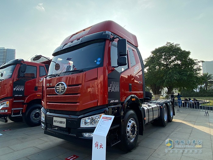 新J6P 6×4 價(jià)值版牽引車