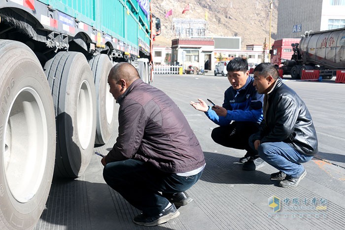 鑼響產(chǎn)品負(fù)責(zé)人講解新國(guó)標(biāo)掛車