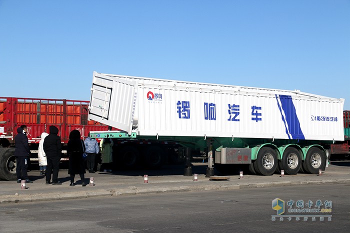 鑼響巴市辦事處室外展車區(qū)