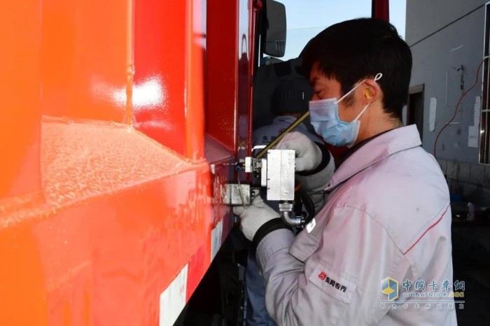 打碼人員熟練地在車輛規(guī)定位置進行打碼