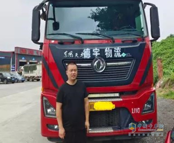 趙聶玉與搭載東康Z15N的東風天龍KL燃氣牽引車