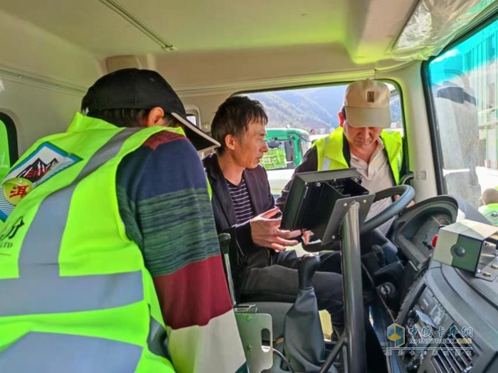 東風輕型車服務專家主動走訪大客戶