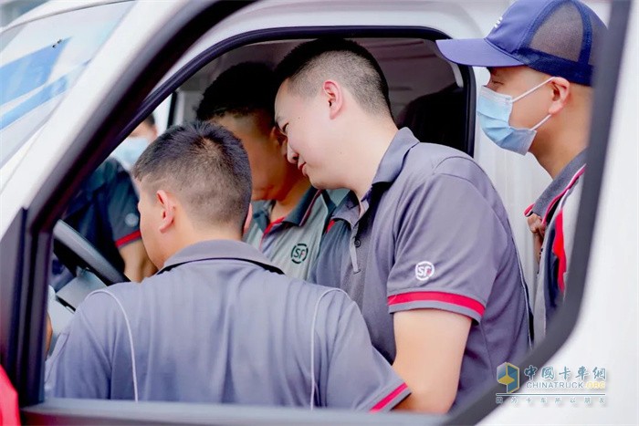 遠(yuǎn)程汽車-順豐小豐車批量交車儀式在成都舉行