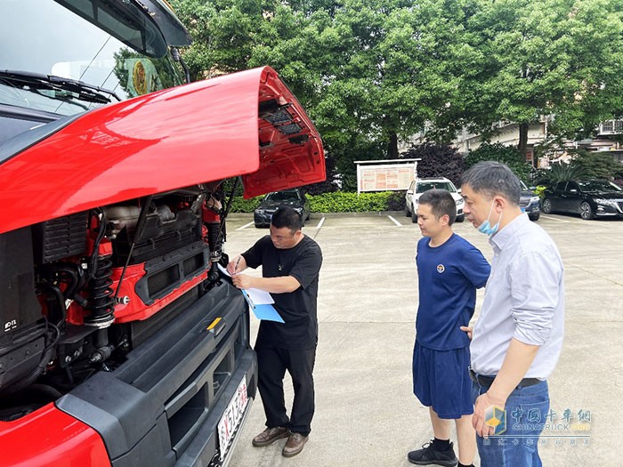 工程師在全面檢查車輛