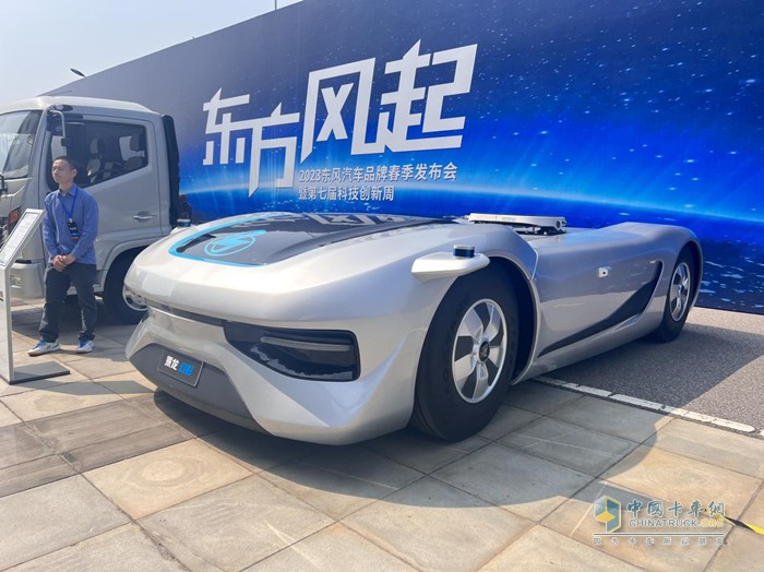 乘龍幻影2.0無人駕駛物流車