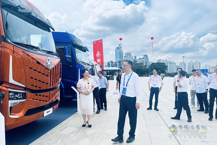 乘龍卡車東博會驚艷亮相，開啟國際物流運(yùn)輸新紀(jì)元