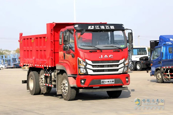 江淮飛越6×2R提升橋自卸車(chē)，將憑借輕量化、高承載、高效、安全等優(yōu)勢(shì)，助力卡友征戰(zhàn)城建運(yùn)輸，在嚴(yán)格治超管理環(huán)境下也能合規(guī)多拉，實(shí)現(xiàn)低成本高收益，輕松走上創(chuàng)富之路。