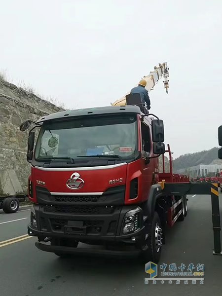 別犯難！乘龍H5隨車吊，助你「一臂之力」