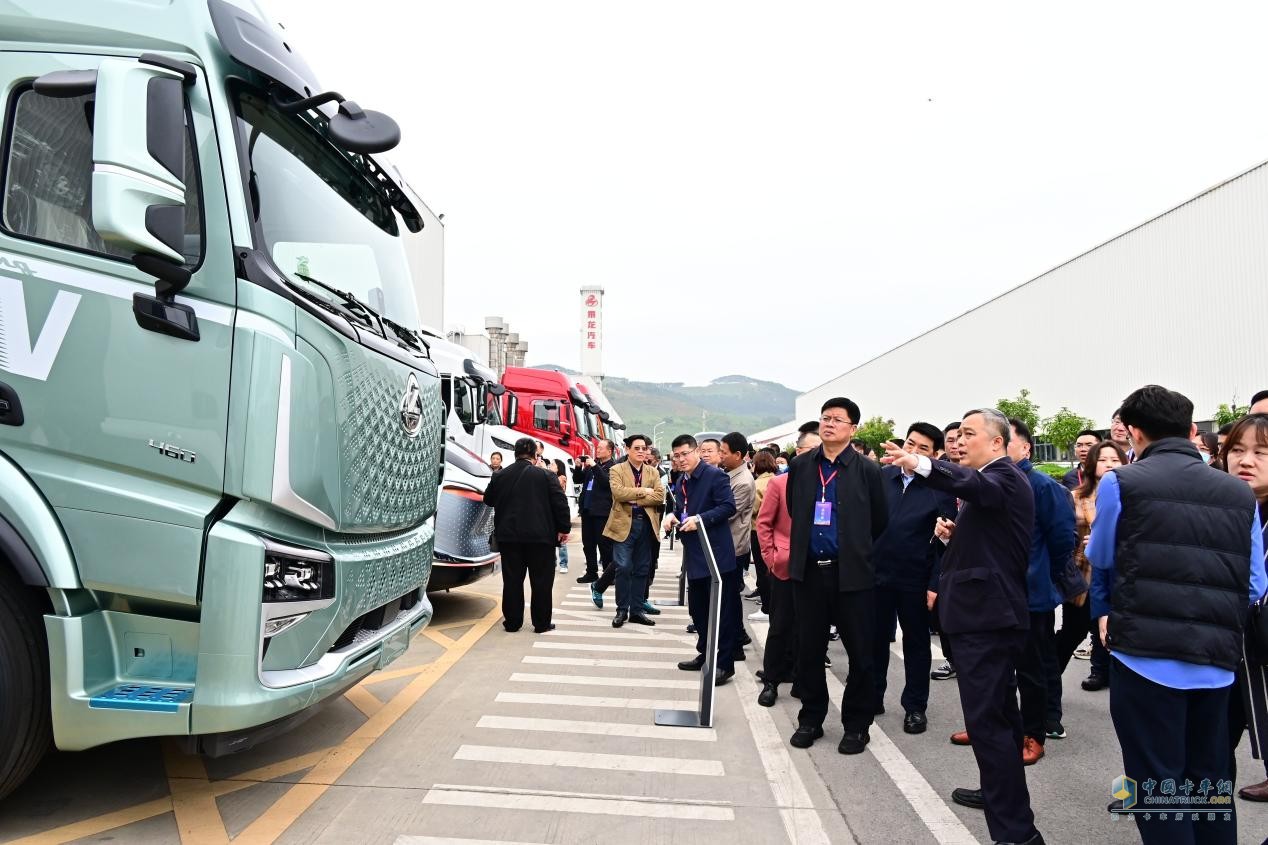 柳州汽車工業(yè)轉(zhuǎn)型“頭排兵”，東風(fēng)柳汽乘龍“秀肌肉”