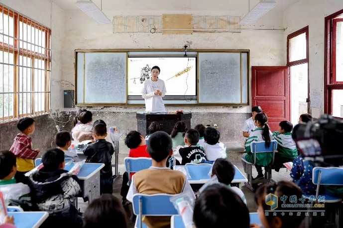 志愿者走進貴州 沃爾沃卡車“點亮未來計劃” 正在進行