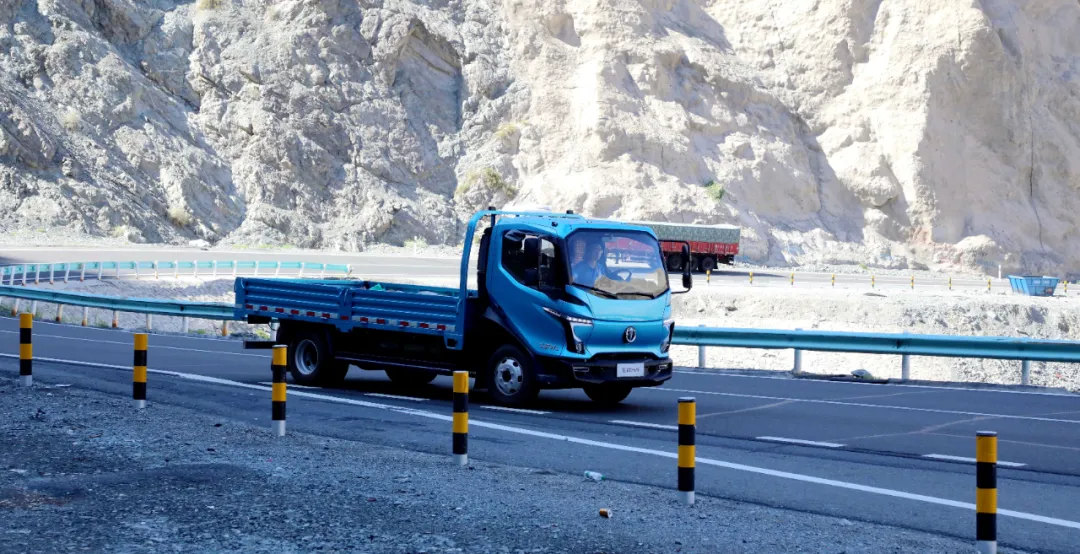 飛碟汽車“三高試驗團隊”征戰(zhàn)吐魯番