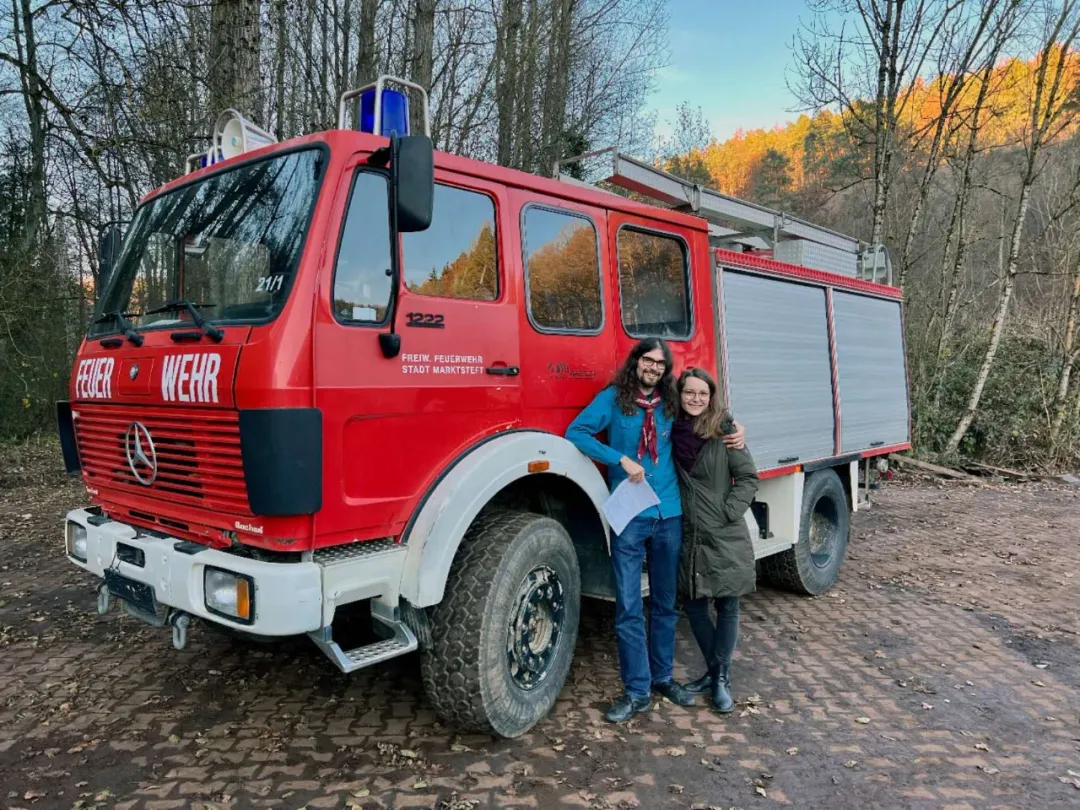 老車新夢，抵達(dá)成都：38年前的奔馳消防車變身旅居車環(huán)游世界