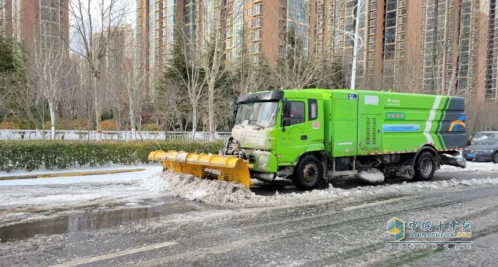 全軍出擊！宇通環(huán)衛(wèi)以雪為令齊奮戰(zhàn)，破冰除雪保暢通