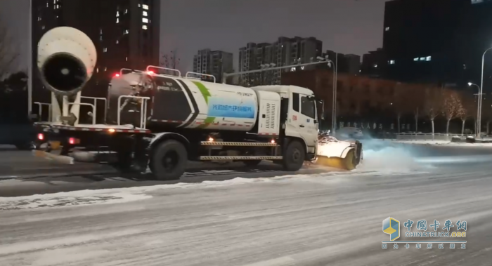 全軍出擊！宇通環(huán)衛(wèi)以雪為令齊奮戰(zhàn)，破冰除雪保暢通